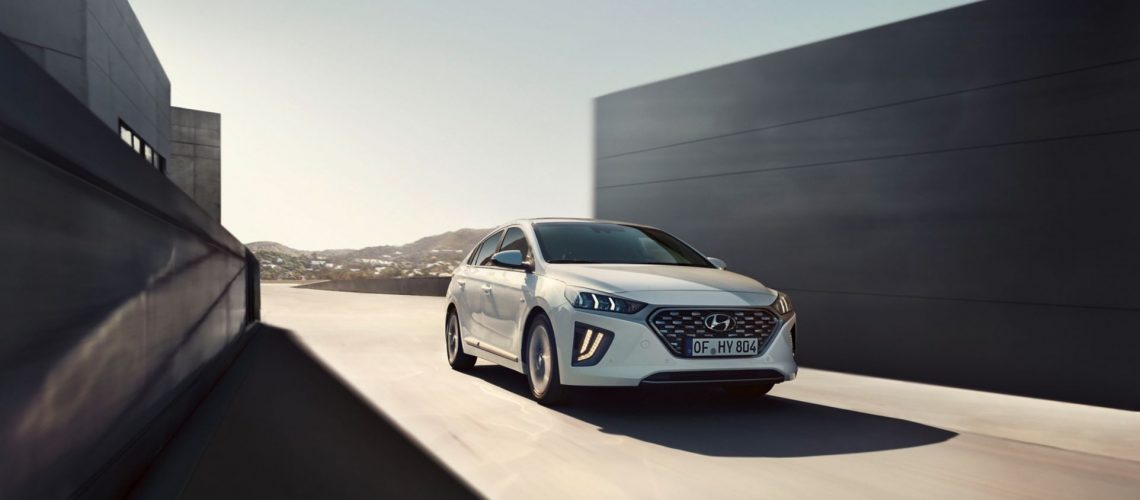 04_Hero_IONIQ_HEV_34FRONT_v14_tf_KORN_5x4